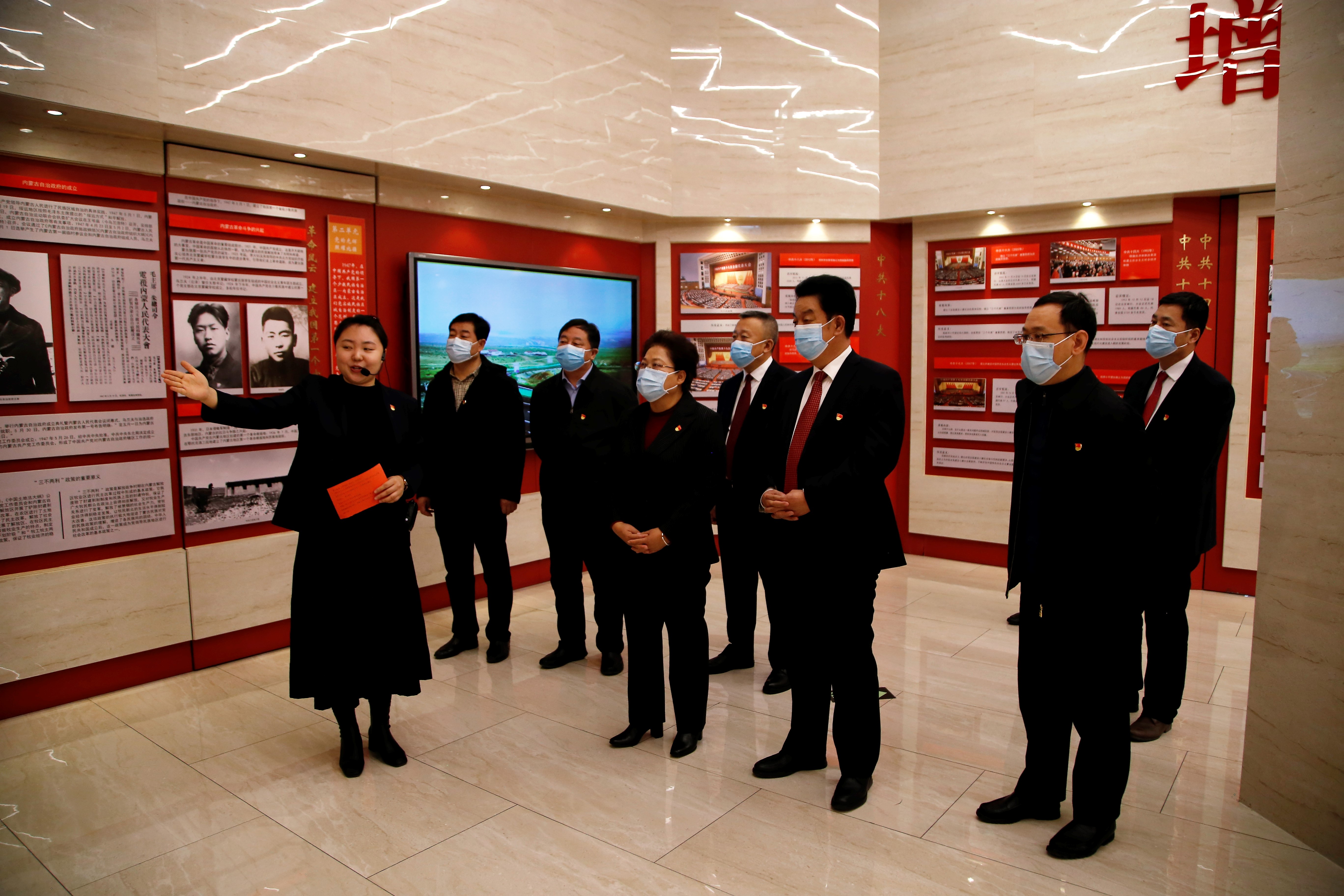 12月8日 艾丽华副主席来公司调研时参观党建馆.JPG
