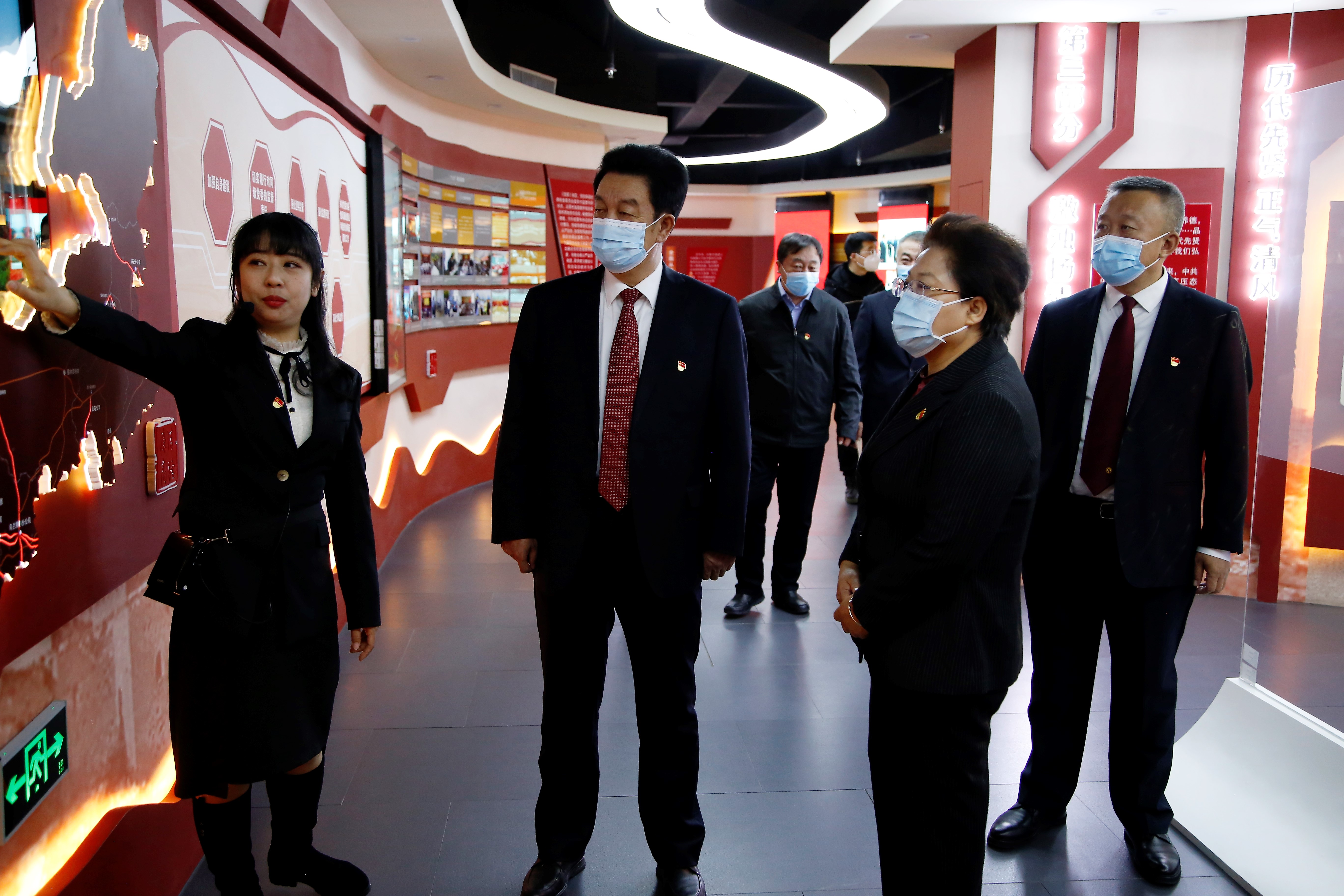 12月8日 艾丽华副主席来公司调研时参观廉政展馆.JPG